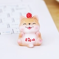 Simpatica statuina di cane Shiba Inu in resina con fragola e testo Mei Fan Nao per scrivania - Mini Cane Senza Pensieri (Fragola)