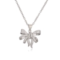 Elegante collana con ciondolo a fiocco d'argento e zirconi su sfondo bianco puro - Argento