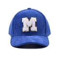 Dunkelblaue Cord-Baseballkappe mit M-Plüsch-Patch und goldenen Pailletten-Stickereien - Blau (M-Buchstabe)