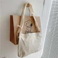 Detail der weißen Canvas-Tasche mit Gänseblümchen-Stickerei und dekorativen Bandschleifen - Kleine Kordelzug Umhängetasche / Kleine Off-white Kordelzug Umhängetasche