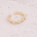 Macro detail van verstelbare gouden ring met witte zirkonen en een hol hartontwerp - Verstelbaar Open / Hol Hart Stijl (2#)