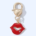 Portachiavi con moschettone a cuore dorato, labbra in smalto rosso e ciondolo strass - Labbra con un brillantino