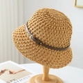 Cappello da sole in paglia all'uncinetto con cinturino in pelle e tesa a onde - Taglia unica(56-58cm) / Cachi