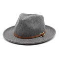 Detalle de sombrero fedora gris con banda de cuero marrón y hebilla dorada estilo elegante - M / Gris Jaspeado Oscuro