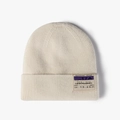 Bonnet en tricot crème avec un écusson carte d'embarquement et détails de vol HKG-NYC - Taille unique / Blanc