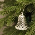 Dettaglio del campanellino natalizio argento traforato appeso a un ramo di pino verde - Stile Lingotto / Diametro 8cm Confezione da 6 / Argento