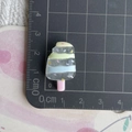 Vue macro de breloque glace en résine colorée avec mesures d'échelle sur tapis - Esquimau Transparent à Trois Couches de Bonbons