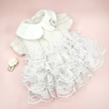 Dettaglio dell'abito in tweed bianco per animali con gonna in pizzo e spilla di perle - M / Abito in pizzo tweed e fermaglio