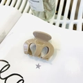 Détail d'une pince à cheveux beige brillante avec texte doré Barrette La France sur livre - Environ 6cm / Rose Nude