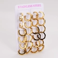 Vista macro de pendientes hexagonales de acero inoxidable dorado en tarjeta blanca - Color Dorado Grande (20.5*20mm)