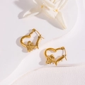 Goldene Herz-Bienen-Ohrringe präsentiert auf einem minimalistischen weißen Ständer - Herz Biene Ohrringe / Gold