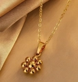 Elegante goldene Halskette mit Blumenanhänger und Kugelblüten auf Seidenstoff-Hintergrund - MY001