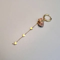 Detail of bohemian gold earrings featuring natural raw stones and heart charm chains - Picture Jasper
