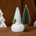 Dettaglio di uno gnomo di Natale in maglia con luce e decorazione di agrifoglio sul cappello - Cappello a Maglia Bianco Luminoso (Con Decoro Foglie)
