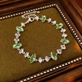 Bracelet argenté avec cristaux marquise verts et clairs sur fond de velours foncé - Bracelet Marquise en Zircone Losange (20)