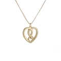 Collar chapado en oro de 18k con colgante de corazón hueco y circonitas sobre fondo blanco - Dorado