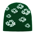 Dettaglio ravvicinato del berretto in maglia verde scuro con motivi jacquard floreali - M(54-60cm) / Verde