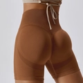 Pantaloncini yoga marroni senza cuciture a vita alta con effetto push-up e mesh traspirante - S / Marrone Cammello