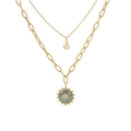 Collana a doppio strato dorata con perla bianca e ciondolo girasole turchese su sfondo bianco - 1# Collana a Doppio Strato Sole e Turchese