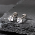 Macro di orecchini a lobo con zircone rotondo da 4mm e montatura a quattro griffe in acciaio - 4mm / Argento