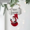 Feestelijke kerstman hanger met Merry Christmas bordje aan een dennentak - Kleine Kerstman Stijl D