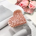Pince à cheveux cœur en acétate rose sertie de strass rouges sur fond de magazine - Cœur à Pierre Rouge (Acrylique) 6,5cm