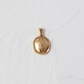 Pendente ovale in acciaio inossidabile placcato oro 18K con incisione a sole - L17 Ottagramma Irregolare