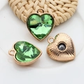 Ciondoli a cuore in cristallo verde con montatura in lega d'oro e metallo - verde chiaro