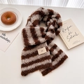 Détail d'une écharpe en laine rayée avec étiquette ins sur une texture en tricot douillet - 174cmx25cm / Café Kaki