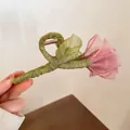 Haarklem met roze mesh roos en groene bladbasis van verfijnde organza stof - Roze Bloem