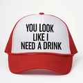 Casquette trucker rouge et blanche avec slogan You Look Like I Need A Drink et filet - Rouge