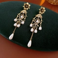 Dettaglio di orecchini vintage dorati con fiori e nappe di perle a goccia eleganti - 1# Perno in Argento - Oro