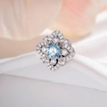 Eleganter Schneeflocken-Ohrring mit hellblauem Zirkon und silbernem floralem Rahmen - Himmelblau (Einzelstück)