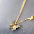 Exquisito collar de mariposa dorado con micro-pavé de circonitas y dije de mariposa de oro - Dorado