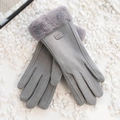 Eleganti guanti touch screen grigi con polsini in finta pelliccia su sfondo in pietra - Taglia unica / Grigio