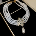 Detalle de un collar de perlas de cuatro filas con colgante dorado en estuche de lujo - Aleación/Perla Artificial/Diamante de imitación / Collar (Collar - Dorado - Blanco) / Oro-Blanco