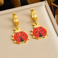 Dettaglio ravvicinato di orecchini a coccinella in acciaio inossidabile dorato e smalto - Orecchini Singoli (E6253)