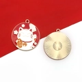 Ciondoli gatto fortunato Maneki Neko in smalto con monete d'oro e fiori rossi - 1 Pezzo Gatto della Fortuna con Campanellino 30x33mm