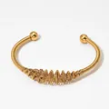 Bracelet manchette doré torsadé multicouche avec design ressort et embouts sphériques - Enveloppement de Fil à Ondes Dorées (KAS1037)