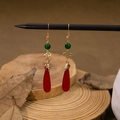 Orecchini cinesi vintage con pendenti a goccia rossi e decorazioni a nuvola dorate - Rosso Verde Oro