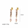Dettaglio di orecchini placcati in oro 18K con zircone trasparente e perla bianca pendente - Stile Pendente con Perla e Zirconia (TE6024)