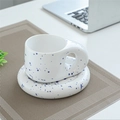 Set tazza e piattino in ceramica a pois blu con manico spesso in colore bianco - 270ML / Tazza Cicciona Blu Schizzi d'inchiostro + Piattino