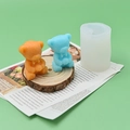 3D Bär Silikonform für Kerzen und Seifen, gezeigt im 45-Grad-Winkel mit fertigen Bastelarbeiten - 3D Bär Mit Fliege (80#)