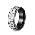 Dettaglio anello vichingo 8mm con superficie argento spazzolato e rune nordiche nere - US 6 / Nero