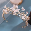 Goldene Barock-Brautkrone mit weißen Blüten, Schmetterlingen, Perlen und Kristallen - Gold mit buntem Zirkon