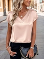 Detalle de blusa elegante de satén champán con cuello en V y textura de seda suave - Champán