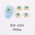 Détail de bijoux d'ongles flocon dorés 8x9mm avec strass bleu clair au centre - Style Flocon de Neige (A584)