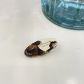 Detail of a handmade acetate hair clip with amber tortoise and cream contrast design - Mini Thickened Oval Duckbill Clip (Approx. 3.9cm) / Coffee Jelly