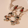 Detailansicht von Vintage Schlangenohrringen mit bunter Emaille und glänzenden Strass - Silbernadel-Bunte Emaille Kleine Schlange Ohrhänger
