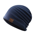 Détail du bonnet en tricot bleu marine avec doublure polaire et écusson logo en cuir brun - Réglable / Bleu marine